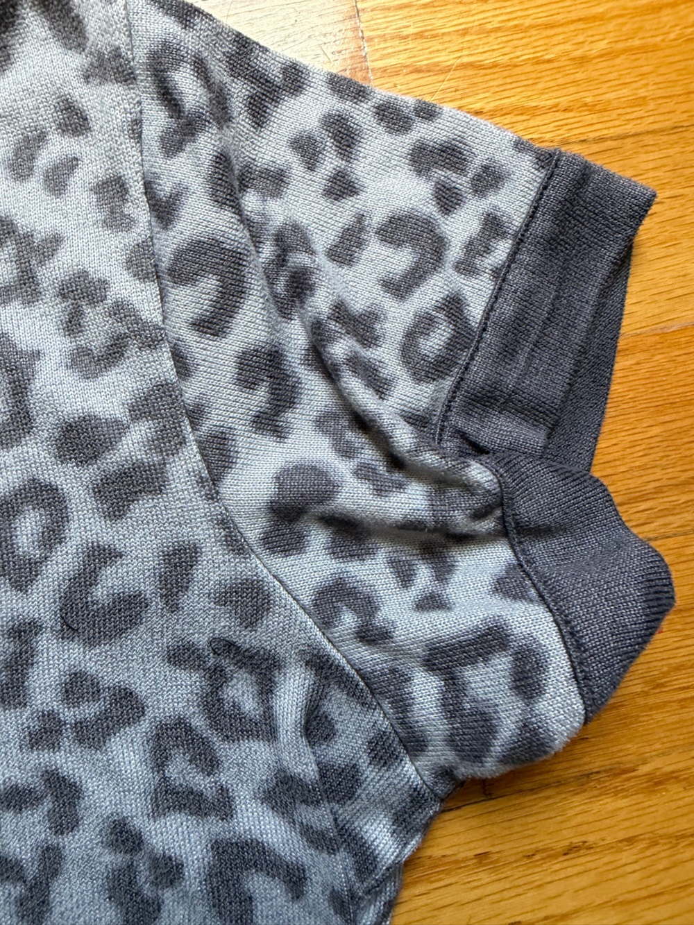 Lucky Brand Gray and Black Leopard Print T-Shirt/Lounge Top size small - Picture 2 of 4